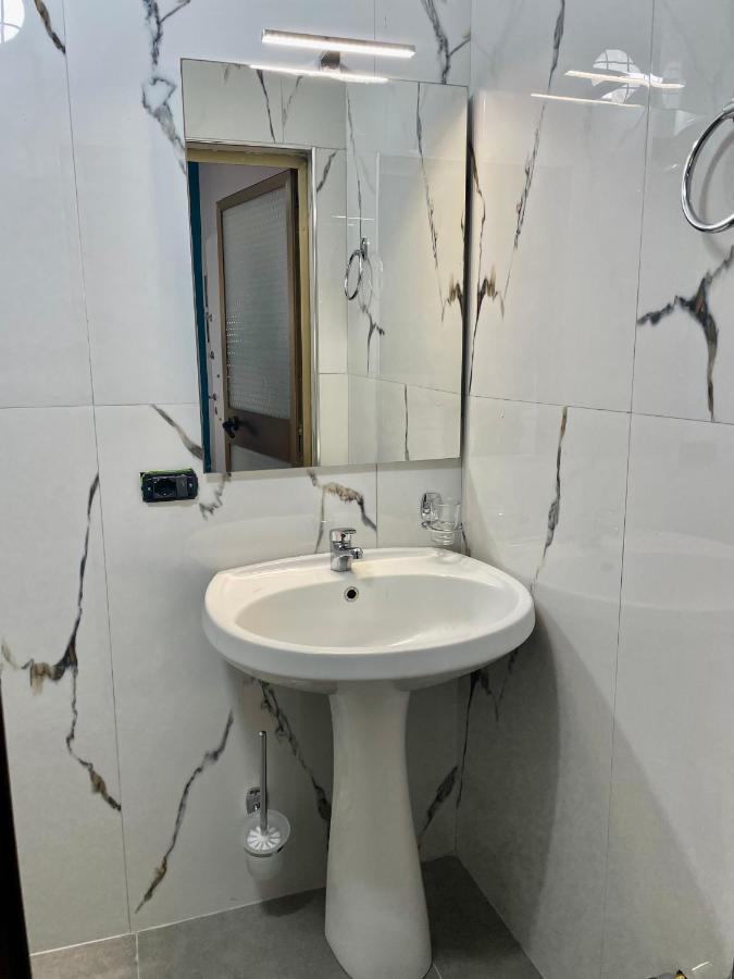 Central Room Private Entry And Bathroom 티라나 외부 사진