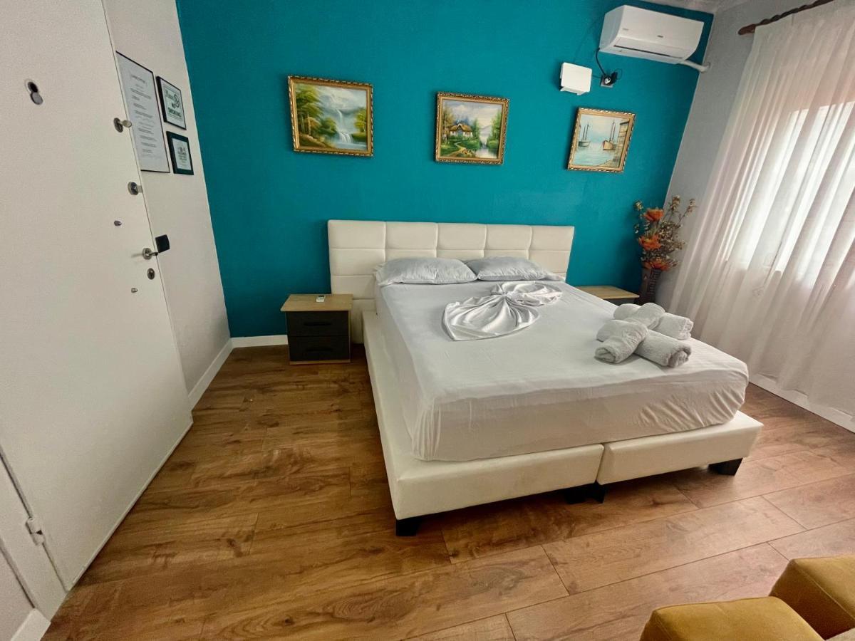 Central Room Private Entry And Bathroom 티라나 외부 사진