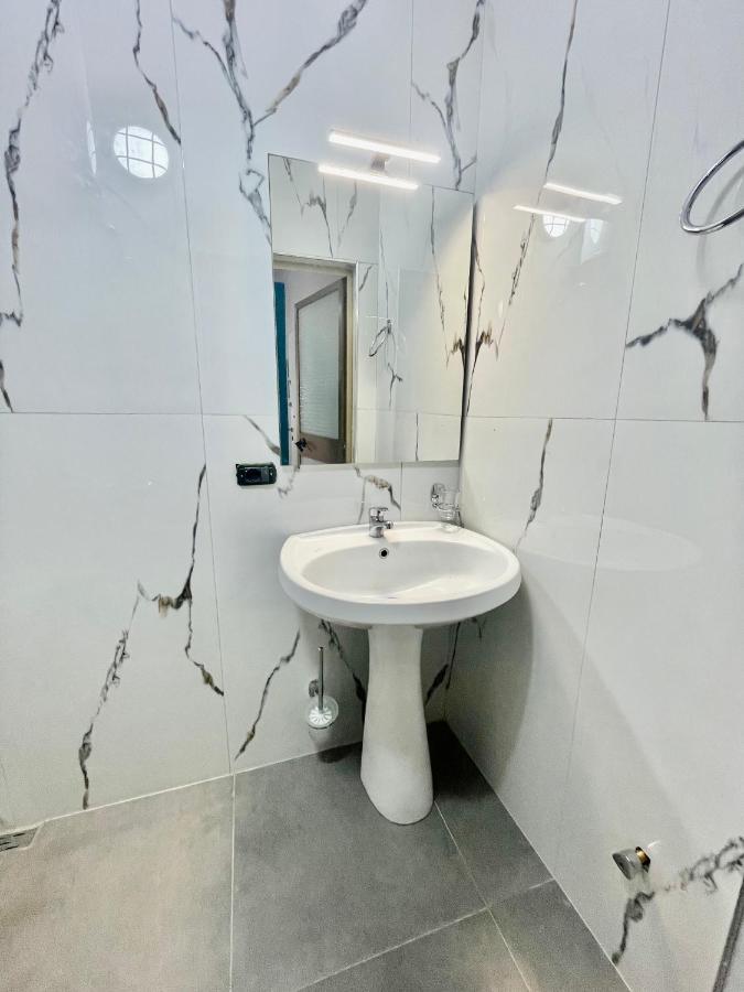 Central Room Private Entry And Bathroom 티라나 외부 사진