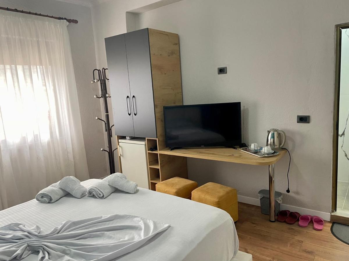 Central Room Private Entry And Bathroom 티라나 외부 사진