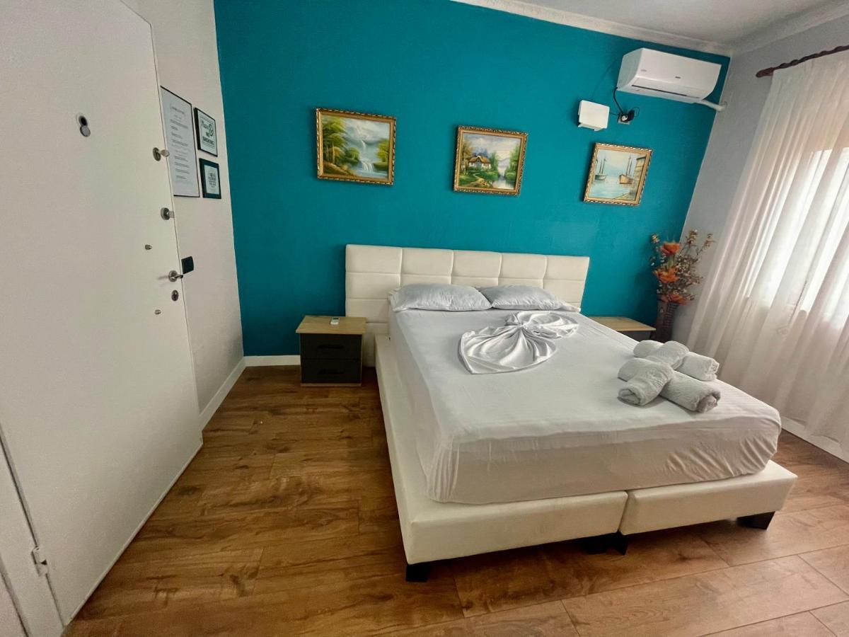 Central Room Private Entry And Bathroom 티라나 외부 사진