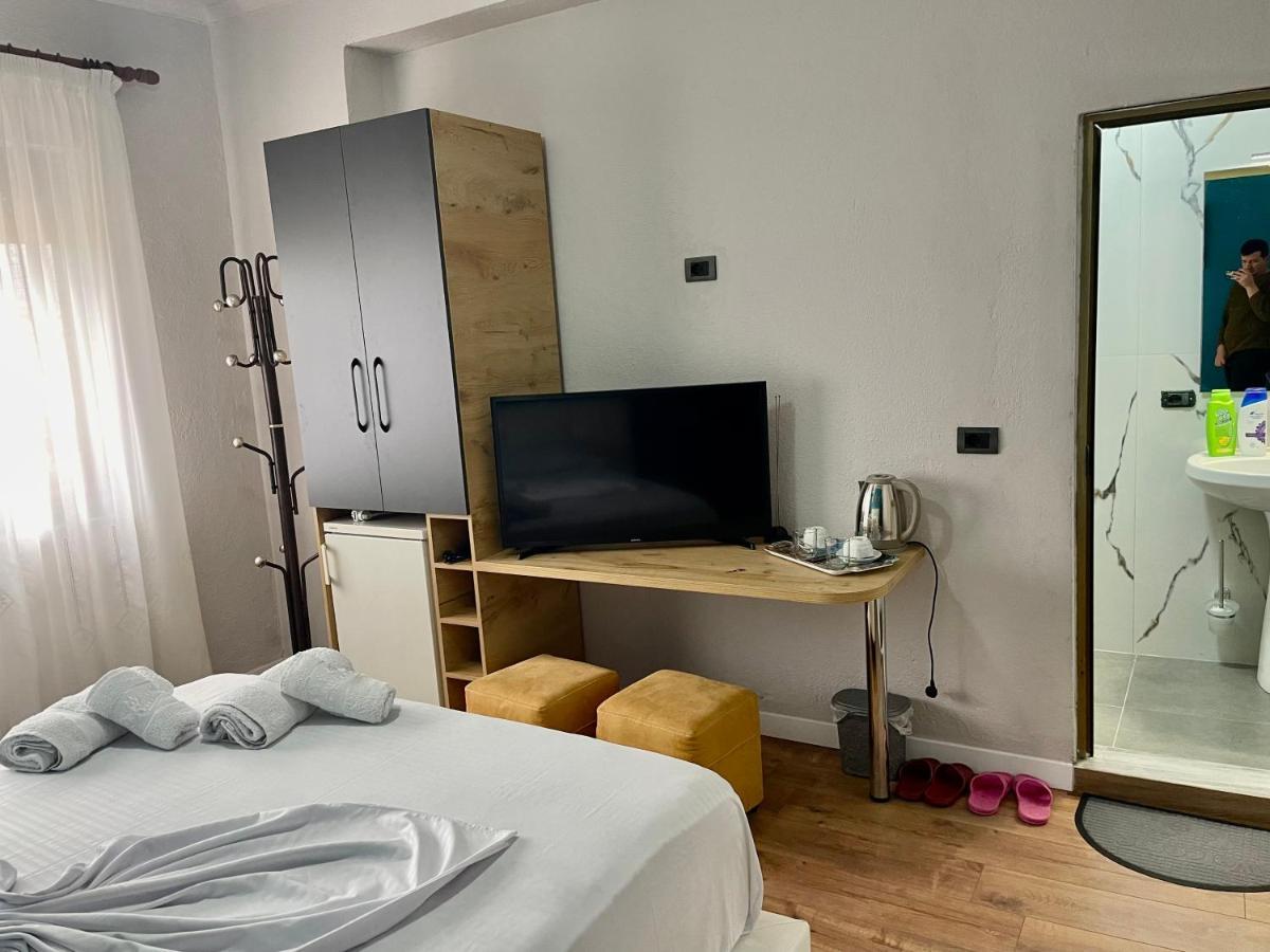 Central Room Private Entry And Bathroom 티라나 외부 사진